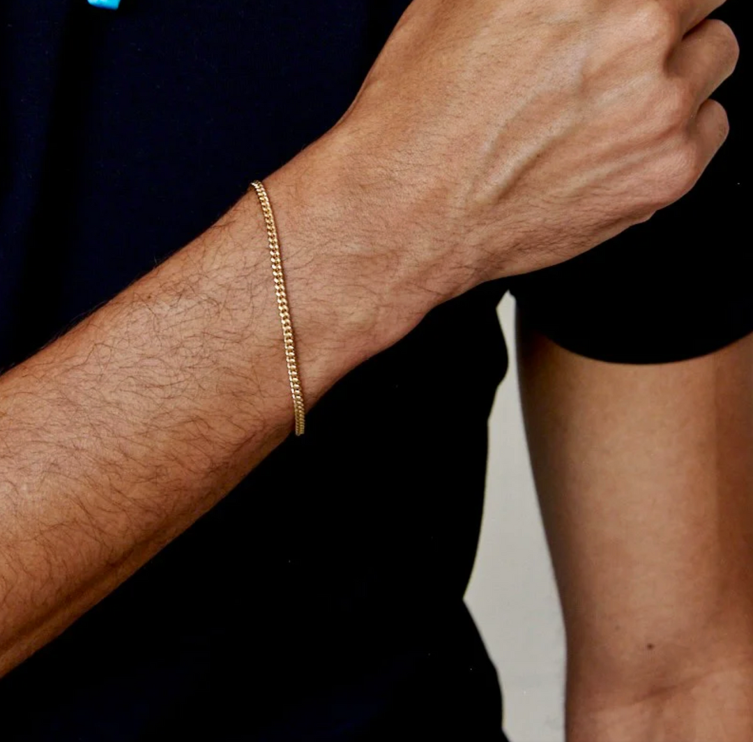 Mano con pulsera de oro para hombre - GOLD SHIELD