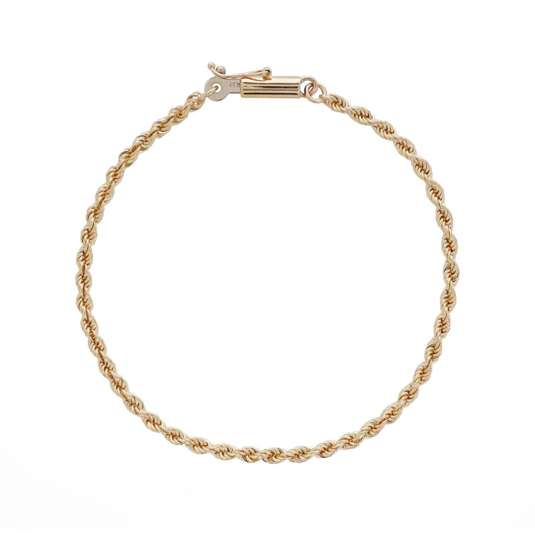 La Pulsera de Oro Torzal de 2mm es una elegante y sofisticada pieza de joyería hecha con oro sólido de 14k. Su diseño torzal y acabado brillante la hacen perfecta para cualquier ocasión y estilo.