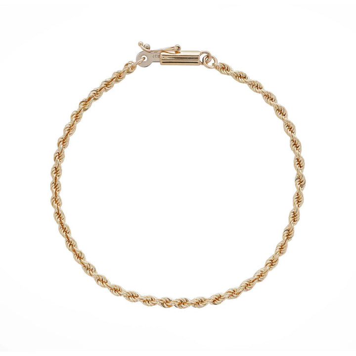 La Pulsera de Oro Torzal de 2mm es una elegante y sofisticada pieza de joyería hecha con oro sólido de 14k. Su diseño torzal y acabado brillante la hacen perfecta para cualquier ocasión y estilo.