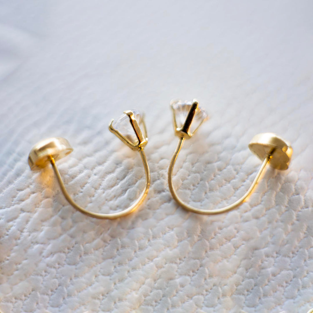 Par de aretes 18 kilates marca GOLD SHIELD